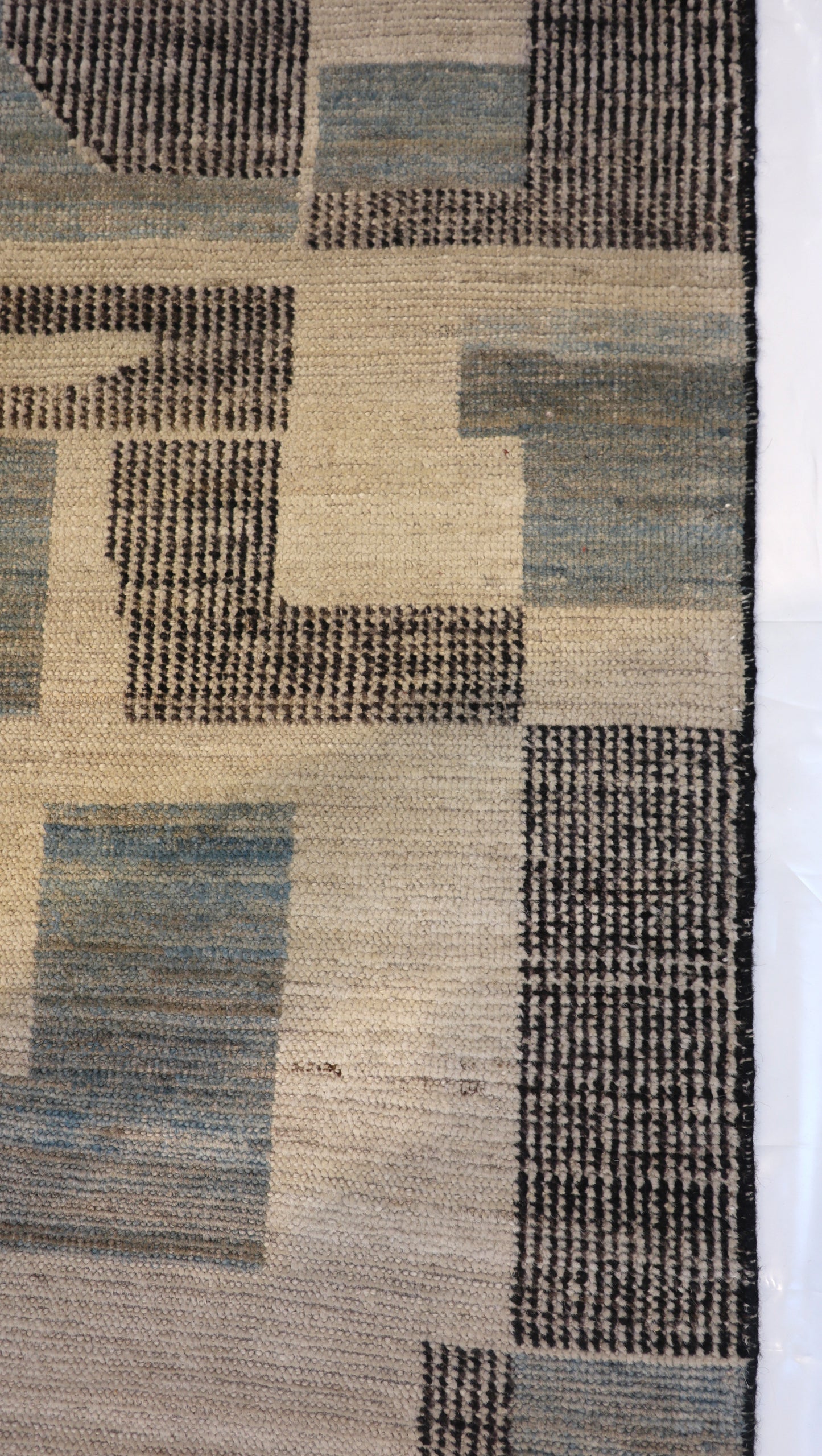 Hand-knotted rug with geometric pattern on a beige background - HIgh low pile