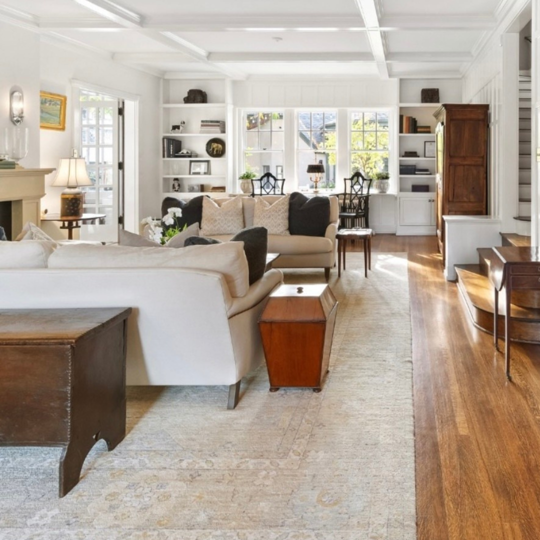 Living room with white sofa and a warm wooden coffee table, the space is anchored by a cozy rug that perfectly unifies the décor.