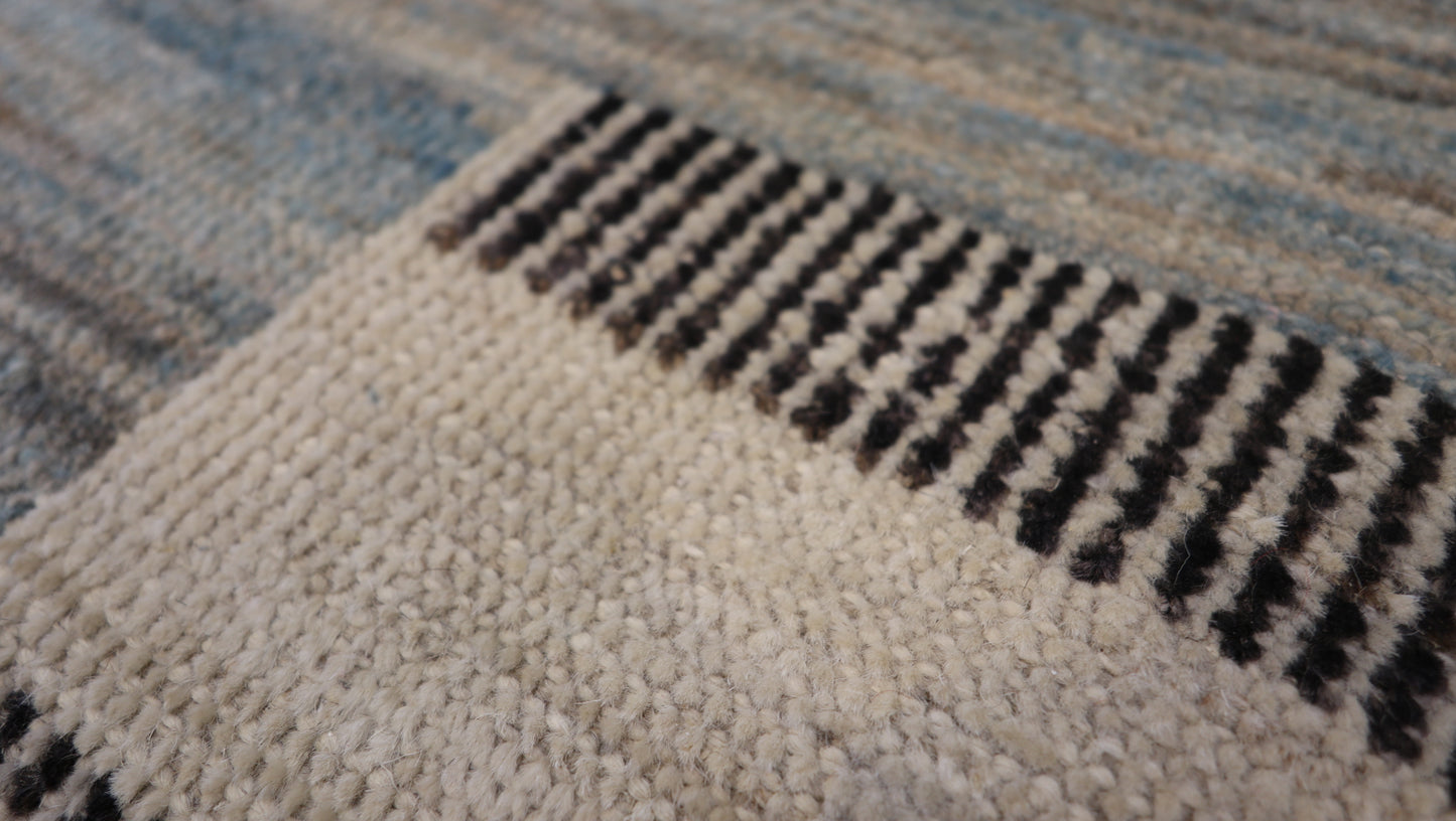 Hand-knotted rug with geometric pattern on a beige background - HIgh low pile 