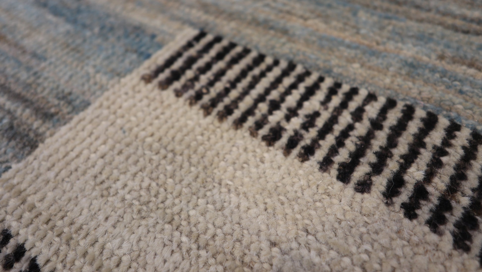 Hand-knotted rug with geometric pattern on a beige background - HIgh low pile 