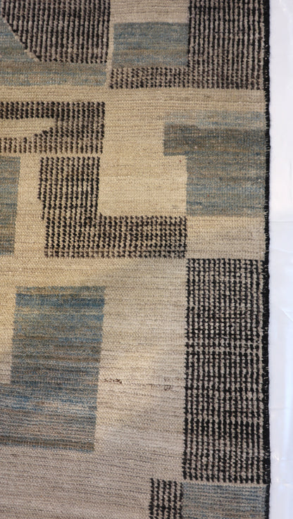 Hand-knotted rug with geometric pattern on a beige background - HIgh low pile 